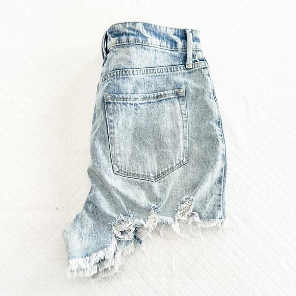 Good American Acid Wash Frayed Hem Denim Jean Shorts GBS991T Blue649 Size 8 / 29 - Picture 3 of 6